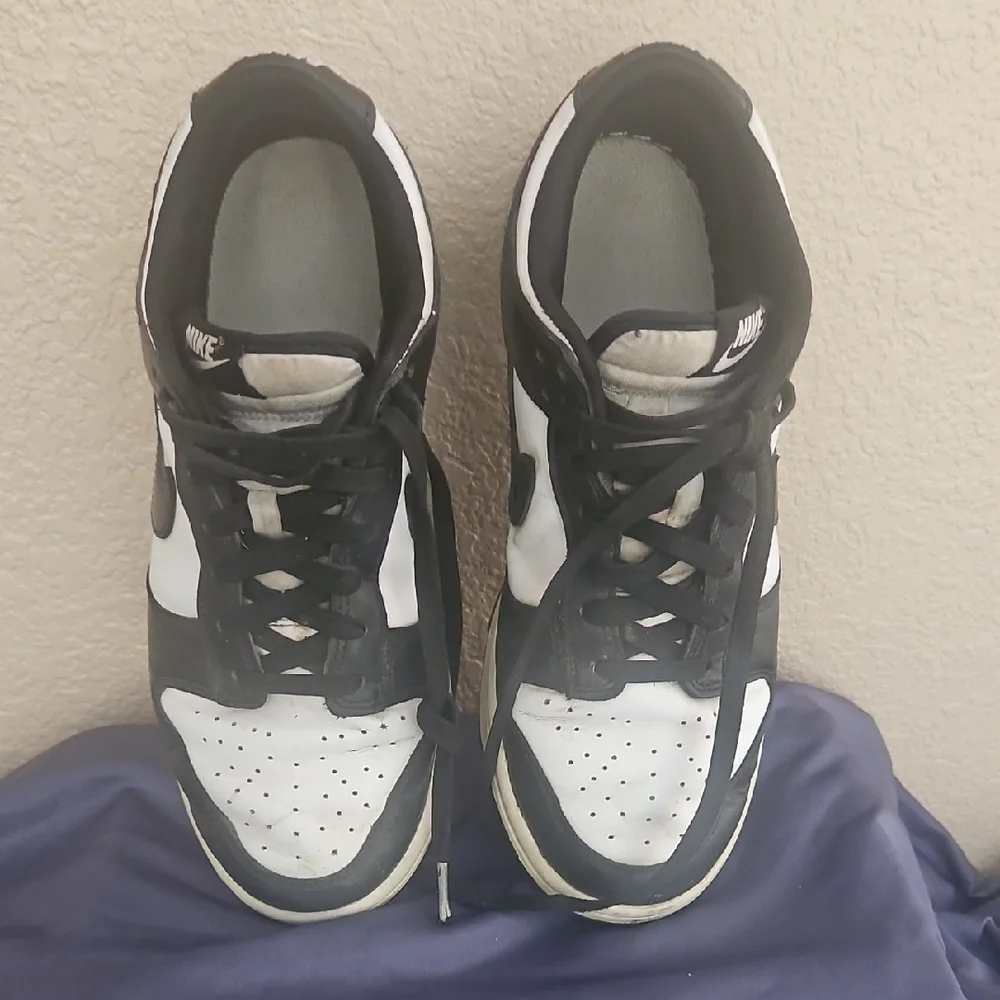 Nike Black and White Low-Top Sneakers - Picture 2 of 4